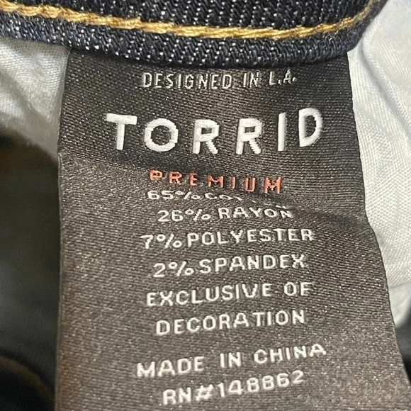 Torrid Premium Women Blue Denim Flat Front Distressed Raw Hem Capri Pants 26 NEW - Picture 7 of 12